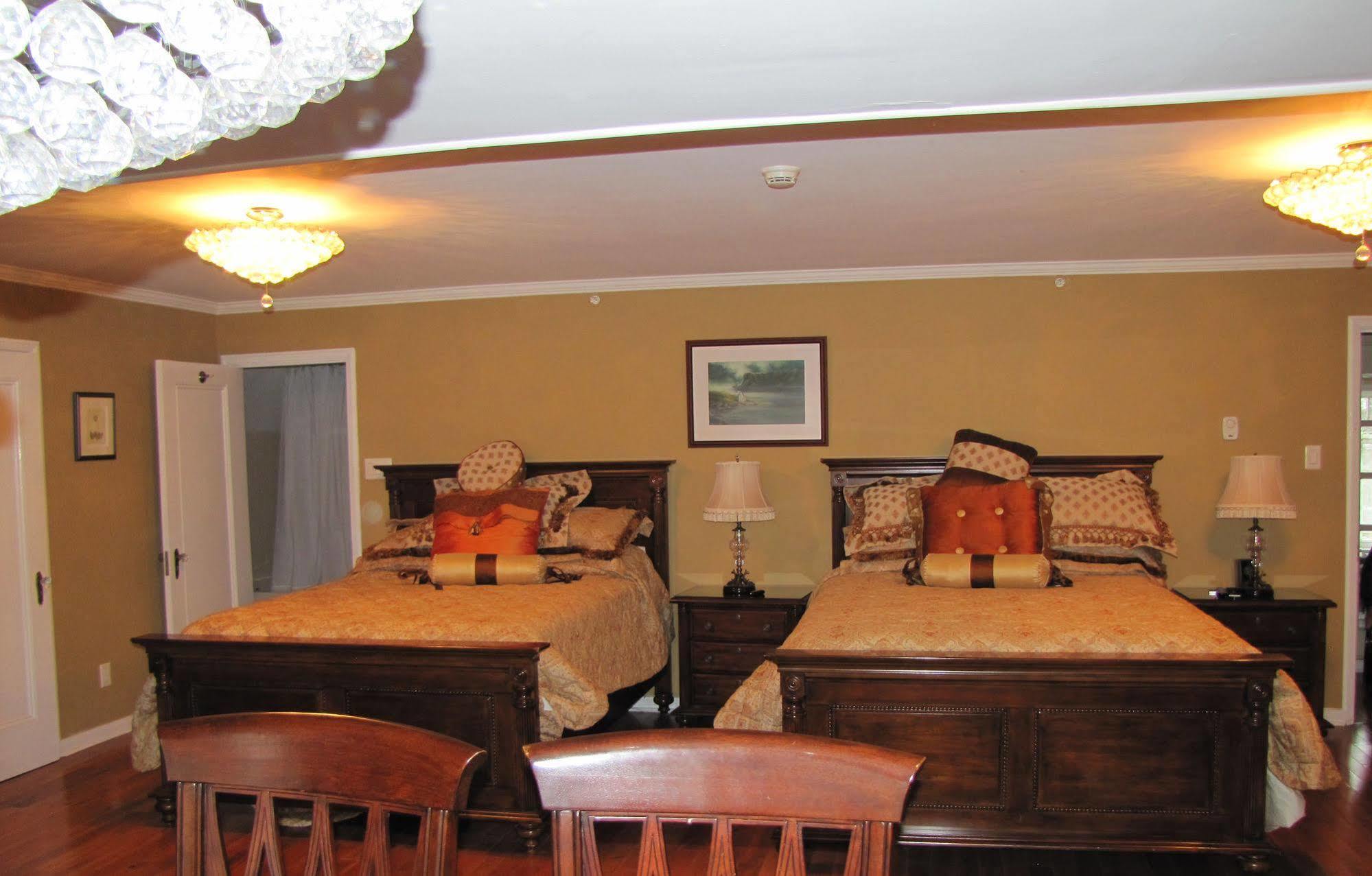 Monroe House Executive Guest Suites Saint-Jean de Terre-Neuve Extérieur photo
