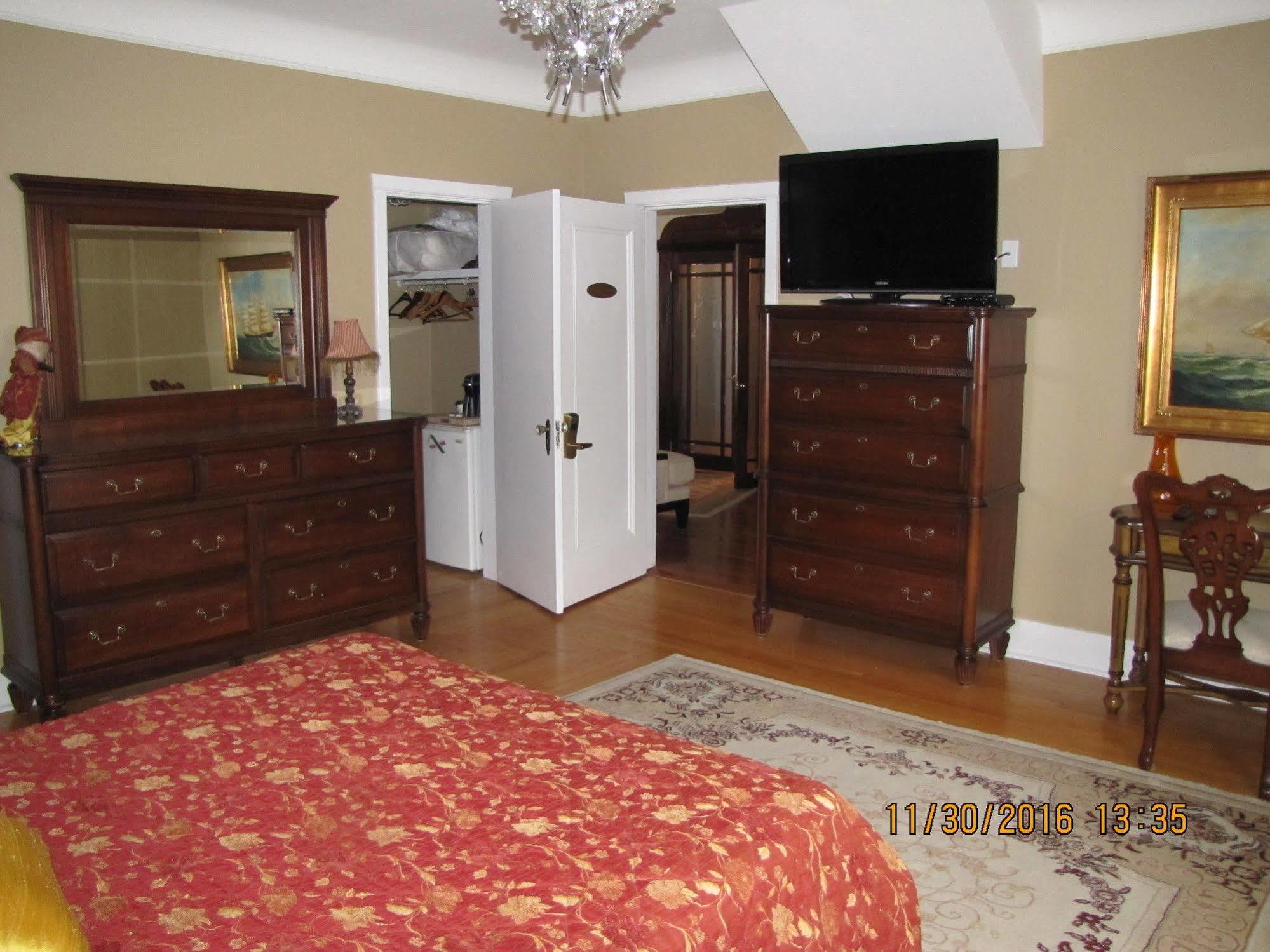 Monroe House Executive Guest Suites Saint-Jean de Terre-Neuve Extérieur photo